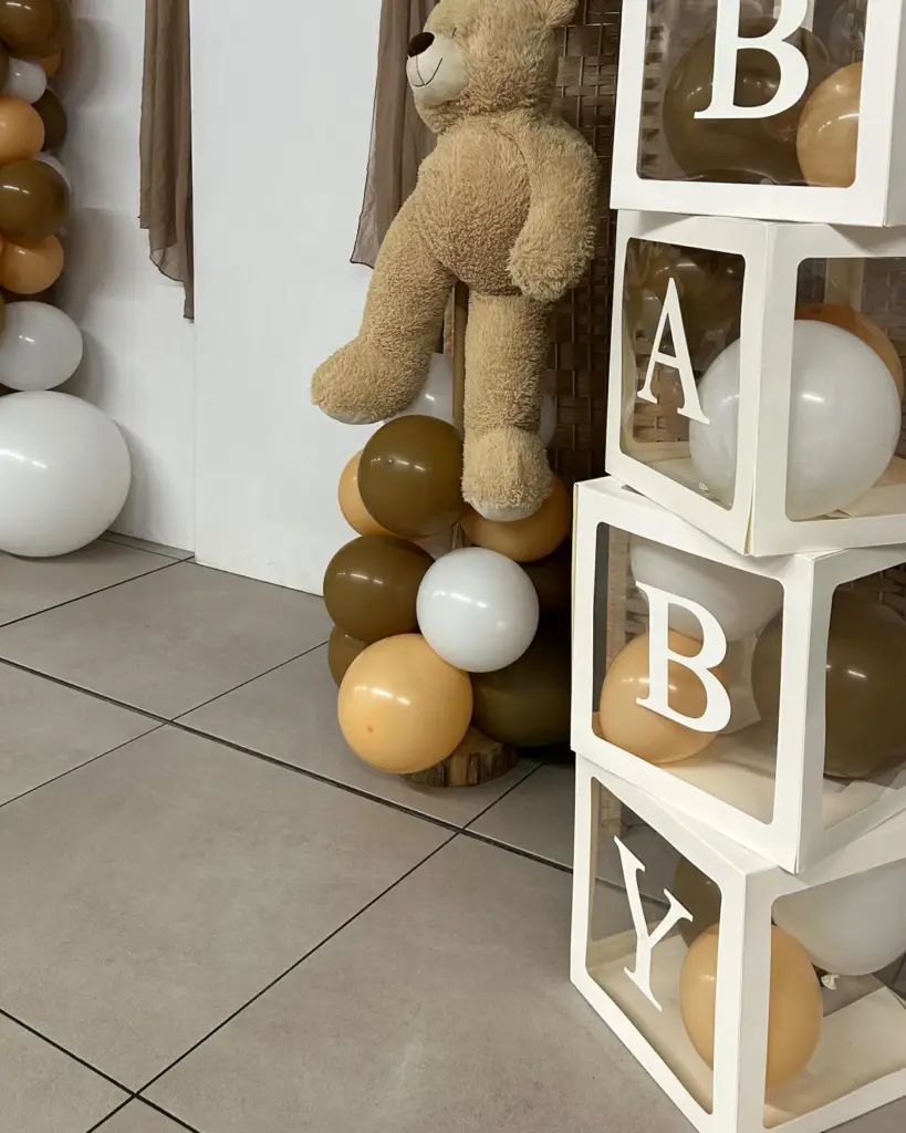 Deko für Bebek Mevlidi mit BABY-Buchstabenboxen, Ballons in Braun und Weiß und Teddy – Fam.Deko