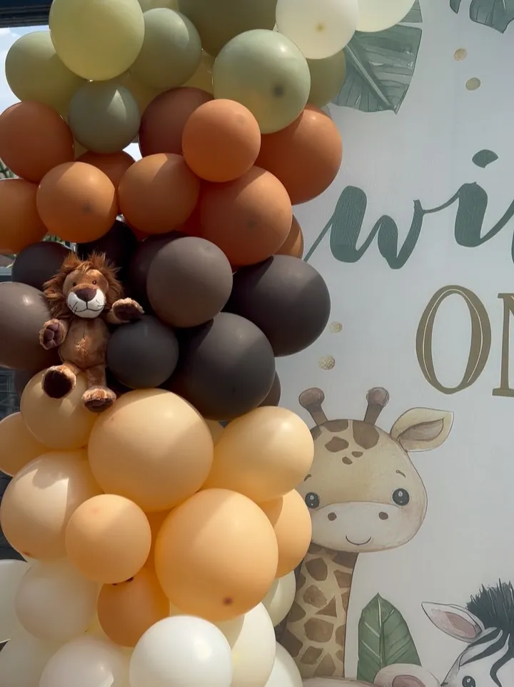 Deko zum 1. Geburtstag „Wild One“ mit Ballons in Erdtönen und Dschungel-Motiv – Fam.Deko