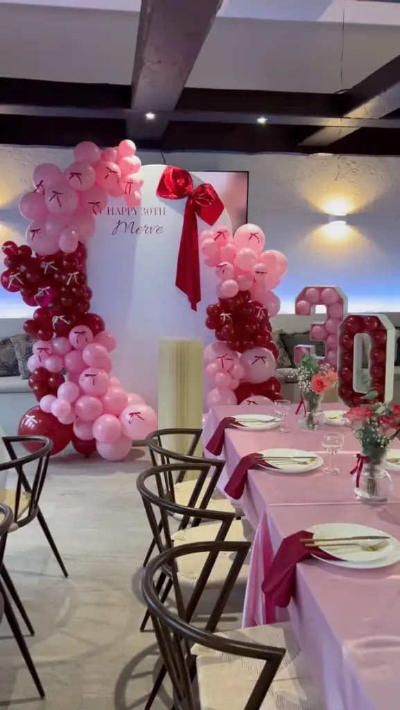 Deko zum 30. Geburtstag mit Ballonbogen in Pink und Rot und gedeckter Tafel – Fam.Deko