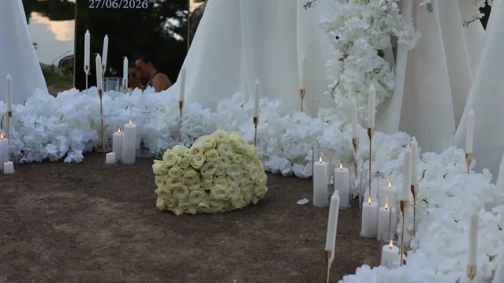 Heiratsantrag-Deko am Wasser mit weißen Blumen, Kerzen und Rosen – Fam.Deko